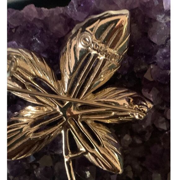 Sarah Coventry Petal Brooch and Earrings set, in Gold wash, Stamped - Picture 5 of 5